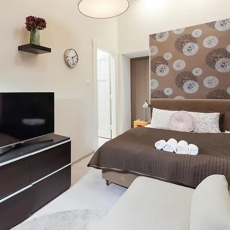 Deluxe With 4bedrm 2 Bathrm *