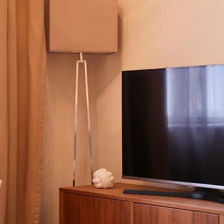 Deluxe With 4bedrm 2 Bathrm *