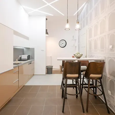 Deluxe With 4bedrm 2 Bathrm Apartament