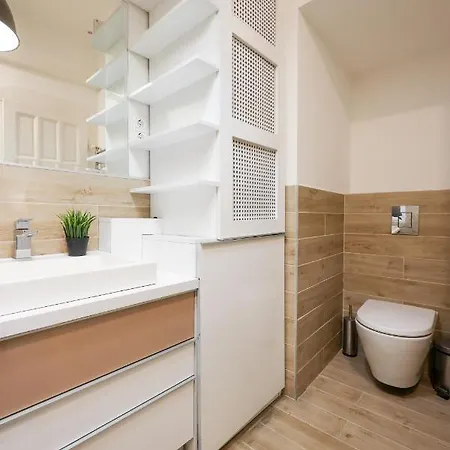 Deluxe With 4bedrm 2 Bathrm Apartament