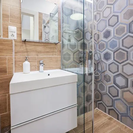 Deluxe With 4bedrm 2 Bathrm *