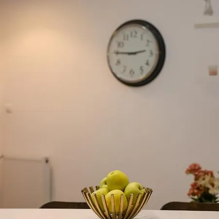 Deluxe With 4bedrm 2 Bathrm Apartament