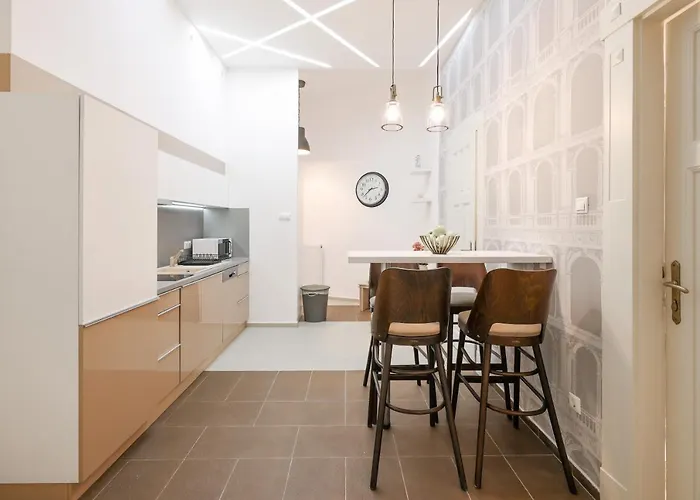 Deluxe With 4bedrm 2 Bathrm Apartament